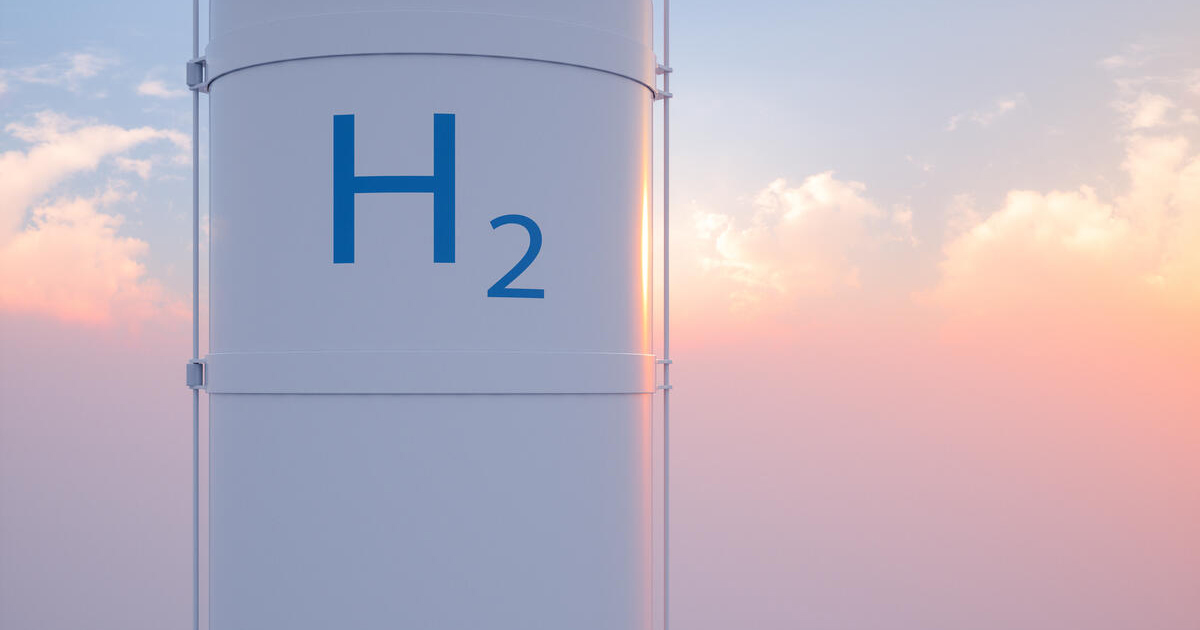 A storage tank labeled to indicate it's holding hydrogen.